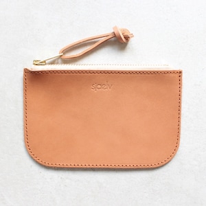 pochette en cuir brun chameau // sac à main en cuir // portefeuille // sac à fermeture éclair // sac cosmétique // minimal // teint végétal