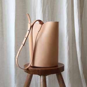 Leather bucket bag | sustainable leather bag | pouch bag | shoulder bag | minimalist shoulder bag | crossbody bag | handbag