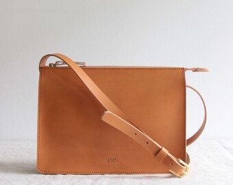 camel brown leather crossbody bag // leather purse // leather bag // zipper leather bag // vegetable tanned // minimal