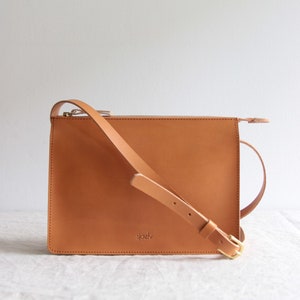 camel brown leather crossbody bag // leather purse // leather bag // zipper leather bag // vegetable tanned // minimal
