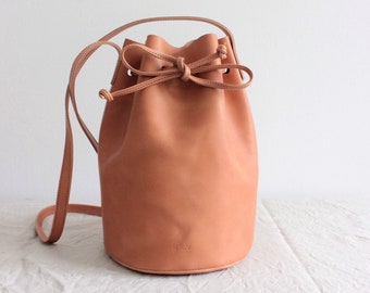 camel brown leather bucket bag // round leather bucket bag // leather tote bag // leather purse // vegetable tanned leather tote // minimal