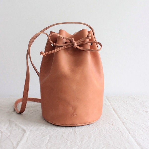 camel brown leather bucket bag // round leather bucket bag // leather tote bag // leather purse // vegetable tanned leather tote // minimal