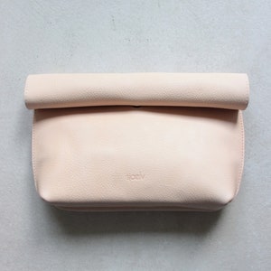 pochette en cuir nu // pochette roll top // sac en cuir // sac à main // minimal // teint végétal