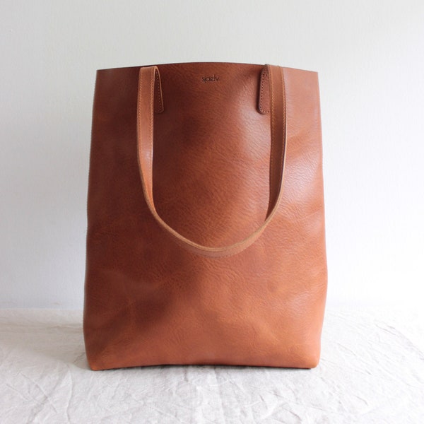 sac en cuir brun cognac // sac fourre-tout en cuir // acheteur en cuir // teint végétal // sac en cuir durable