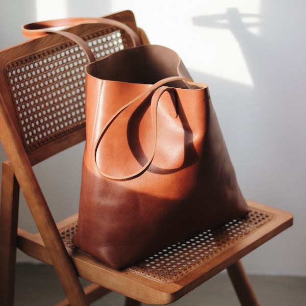 grand sac en cuir, sac fourre-tout en cuir, acheteur en cuir véritable, sac en cuir durable, sac à main en cuir, sac à bandoulière, sac à poignée, brun cognac