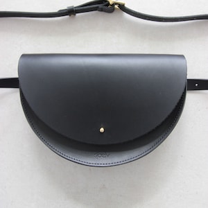 schwarze Leder Halbmond Gürteltasche // Leder Bauchtasche // Leder crossbody bag // Leder Clutch // Leder Tasche // Umhängetasche // minimal