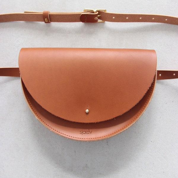 brown leather hip bag // leather waist bag // leather belt bag // leather crossbody bag // half moon leather fanny pack // vegetable tanned