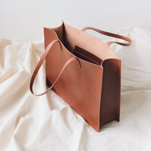 MEDIUM Camel Leather tote bag with large outside pocket. Cap Sa Sal Bag  with Pocket. Handmade. — Vermut Atelier