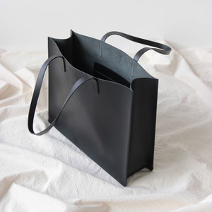 black leather tote // leather tote bag // leather purse // vegetable tanned leather tote // minimal image 1