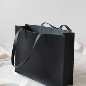black leather tote // leather tote bag // leather purse // vegetable tanned leather tote // minimal image 3