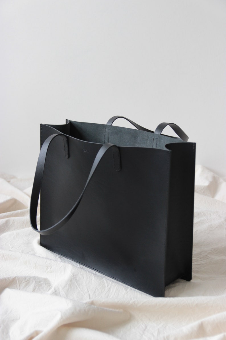 black leather tote // leather tote bag // leather purse // vegetable tanned leather tote // minimal image 3