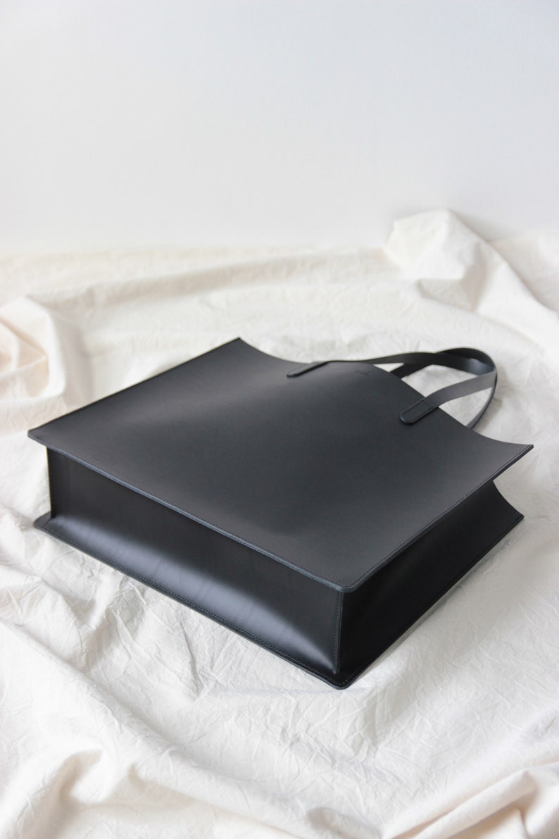 black leather tote // leather tote bag // leather purse // vegetable tanned leather tote // minimal image 7