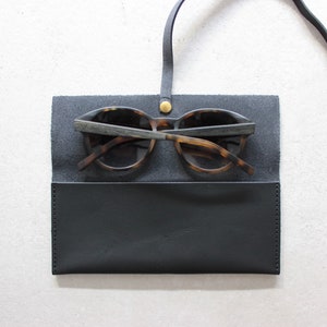 customizable leather glasses case // personalized eyewear case // leather clutch // sunglasses sleeve // minimal // vegtable tanned // black image 5