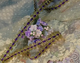 Ribete de encaje brocado metálico dorado pequeño con hilo de acento sedoso lila de 1/4", cinta trenzada fina y estrecha de estilo antiguo vintage para vestidos de muñecas o trabajos artísticos.