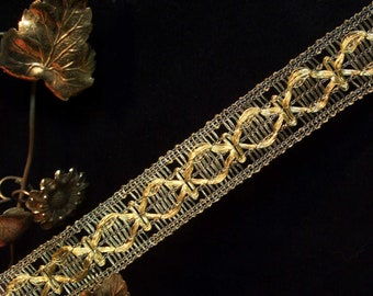 Adorno antiguo de encaje trenzado de metal dorado pesado, circa 1890. Alto contenido de metal, diseño ondulado, cinta de pasamanería trenzada, cojín para pantalla de lámpara con diseño artístico.