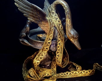 Encaje metálico dorado antiguo, pesado, de alto contenido metálico, c. 1890-1920, para vestuario histórico, pantallas de lámparas victorianas, cojines y obras de arte.