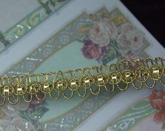 Antiguo adorno de encaje trenzado en forma de bucle de metal dorado muy pesado y vintage para decoración de pantallas de lámparas de joyería, c. 1900, 1/2" de ancho, alto contenido de metal, BTY