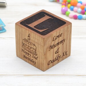 Ein Geschenk eines personalisierten Holzwürfels von Mama und Papa für den zweiten Geburtstag für ein geliebtes Kind ist die beste Idee, Geburtstagsdekoration