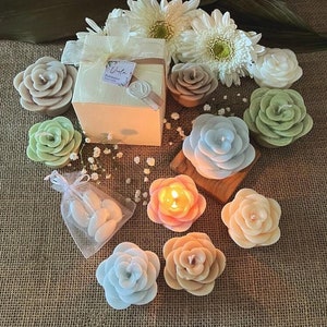 Candela cera soia, Isabeau, bomboniera battesimo, Candelina fiore, baby, Legno ulivo, cadeau fiore colorato in cera, nascita