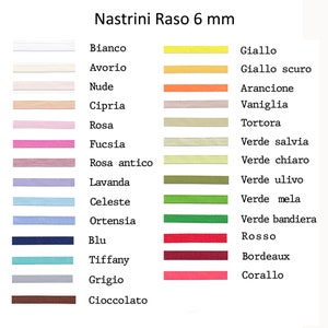 Puede incluir: Una tabla que muestra 18 colores diferentes de cinta de raso de 6 mm con el nombre italiano de cada color. Los colores incluyen blanco, marfil, nude, beige, rosa, fucsia, rosa claro, lavanda, azul claro, azul, turquesa, gris, marr&oacute;n, amarillo, naranja, verde claro, verde y rojo.