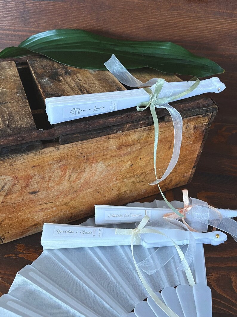 Abanico para invitadas boda, idea bolso boda, abanico tela blanca, abanicos para ceremonia iglesia, abanico bautizo, complementos imagen 5