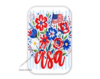Può includere: Un magnete per aghi rettangolare con un motivo floreale patriottico composto da fiori rossi, bianchi e blu, foglie verdi e una piccola bandiera americana. Il testo USA è scritto in rosso in basso. Un ago metallico è fissato sulla superficie.