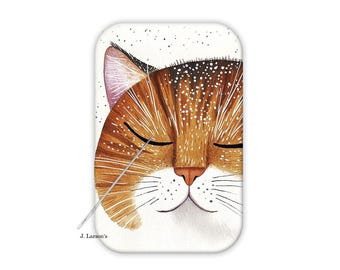 Può includere: Un magnete per aghi rettangolare con l'illustrazione di un gatto tigrato arancione con gli occhi chiusi. Il gatto presenta macchie bianche sul pelo arancione, un naso rosa e lunghi baffi. Un ago in metallo argentato è attaccato. Testo J. Larson's.