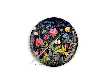 Può includere: Un piatto decorativo rotondo con un colorato motivo floreale. Il piatto ha uno sfondo blu scuro con una varietà di fiori nei toni del rosa, giallo, bianco e blu. Un utensile d'argento è posto sul piatto. La firma dell'artista, "J. Larson", è visibile.