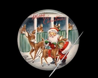 Può includere: Un bottone di Natale vintage con un Babbo Natale vestito di rosso con la barba bianca, che tiene un renna per le corna. La renna tira una slitta con altre due renne. Il bottone ha uno sfondo verde e bianco con il testo "Merry Christmas" in rosso.