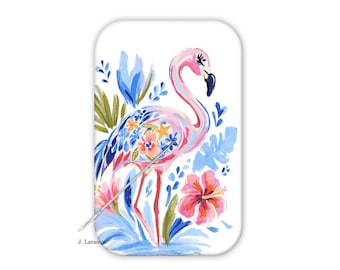 Può includere: Un oggetto decorativo rettangolare bianco con un dipinto ad acquerello di un fenicottero rosa circondato da fiori e fogliame blu e rosa. Il fenicottero ha un becco nero e zampe rosse. La firma dell'artista, "J. Larson", è visibile.