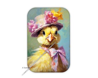 Può includere: Immagine rettangolare di un pulcino giallo con un cappello ornato di fiori rosa e gialli e un fiocco rosa. Un ago è davanti al pulcino. Lo sfondo è una morbida miscela di blu e verde.