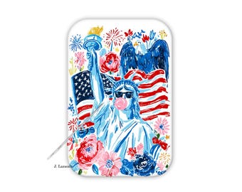 Può includere: Un oggetto decorativo rettangolare bianco con un'illustrazione stravagante della Statua della Libertà con occhiali da sole e che soffia una bolla di gomma da masticare. Il design incorpora la bandiera americana, fuochi d'artificio ed elementi floreali in rosso, bianco e blu.