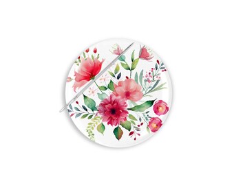 Può includere: Uno spillo rotondo bianco con un disegno floreale ad acquerello con fiori rosa e rossi e foglie verdi. Un ago argentato è posizionato al centro dello spillo.