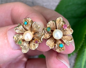 ■VINTAGE HOLLYWOOD■ Texture Pearl Flower Earrings VH249OEA Vintage Signed Boucher faux Pearl Rhinestone Flower Clip-On