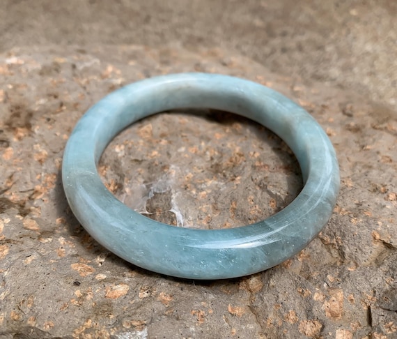 彫刻されたアクアマリンのバングルブレスレット 60 mm/彫刻された宝石