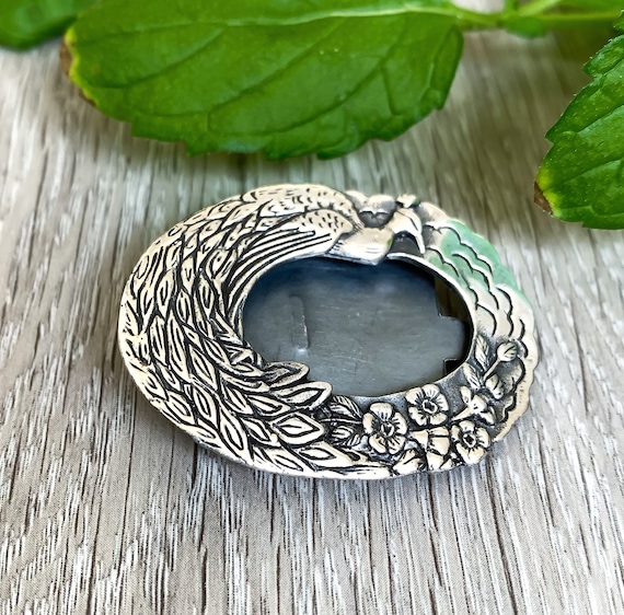 ビクトリア朝のスターリングシルバーの孔雀の額縁ブローチ