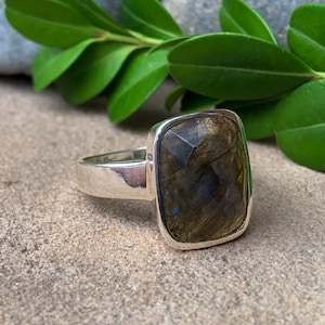 Vintage Modernist Sterling Silver Labradorite Ring Size 7.75/ Sterling Silver Labradorite Ring/ Vintage Sterling Ring/ Labradorite Ring