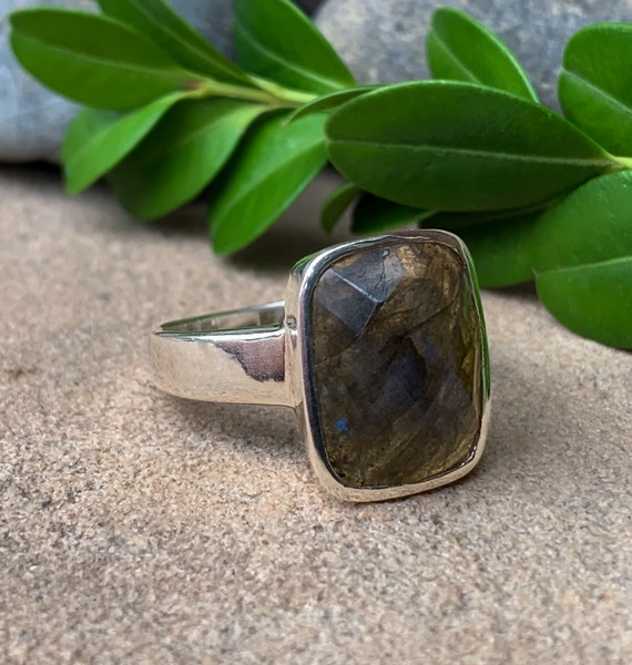 Vintage Modernist Sterling Silver Labradorite Ring Size 7.75/ Sterling Silver Labradorite Ring/ Sterling Gemstone Ring/ Vintage Ring