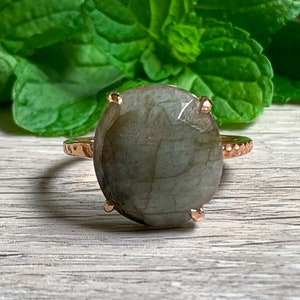 14k Rose Gold Sterling Silver Labradorite Hammered Band Ring Size 8/ Rose Gold Labradorite Ring/ Sterling Silver Labradorite Ring/ Gemstone