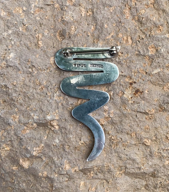Broche Vintage Moderniste Années 1990 - Métal Froissé Doré Avec Perle - Bijou Occasion En Bon état