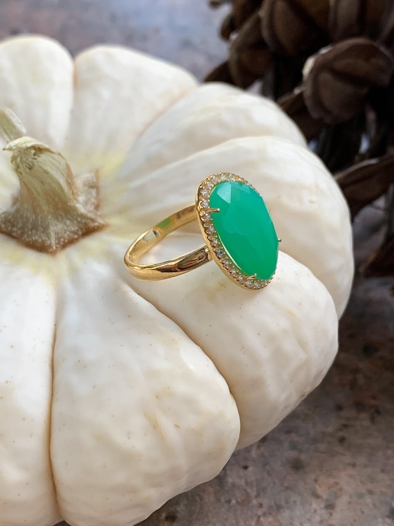 10K gold ring with green stone, size 6.75 (LIND) 10K gold ring with green stone, size 6.75 (LIND)