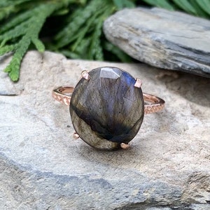 14k Rose Gold Sterling Silver Labradorite Hammered Band Ring Size 7.75/ Rose Gold Labradorite Ring/ 14k Blue Flash Labradorite Ring
