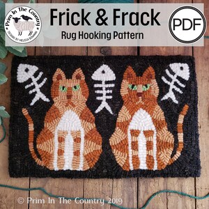 Puede incluir: Un patrón de tejido de alfombra con dos gatos atigrados naranjas con ojos verdes, cada uno con un hueso de pescado detrás. El patrón está sobre un fondo negro y el texto "Frick & Frack Rug Hooking Pattern" está sobre el patrón.