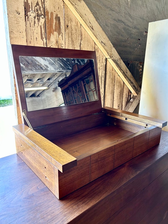 vanity mirror with jewelry Gem