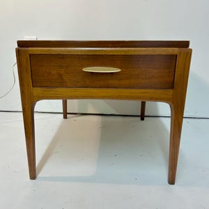 Vintage Mid Mod Walnut Lane Rhythm End Table with Drawer (See shipping info in the description)