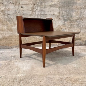Vintage Mid Mod Walnut Tier End Table (See shipping in the description)