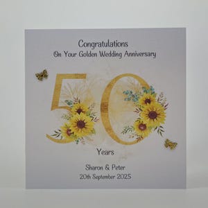 Biglietto d'auguri dorato per il 50° anniversario di matrimonio con busta Personalizzato e decorato con farfalle e pietre preziose. Tema girasole.