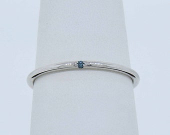 14K Weißgold Zierliche Micro Pave Blau Diamant Ring / Ehering / Stapelbarer Ring Jubiläumsring / Versprechensring / Brautring Zierlicher Ring