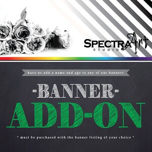 Könnte beinhalten: Ein Schild aus Schiefer mit grünem Text, der "BANNER ADD-ON" lautet. Der Text ist handschriftlich geschrieben. Das Schild enthält auch den Text "have us add a name and age to any of our banners" und "* must be purchased with the banner listing of your choice *."