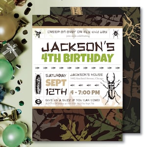 Può includere: Un invito per una festa di compleanno di 4 anni con un motivo mimetico verde e marrone. L'invito dice "Creep on over or fly this way" e "Jackson's 4th Birthday". L'invito include anche i dettagli della festa, tra cui la data, l'ora e il luogo.